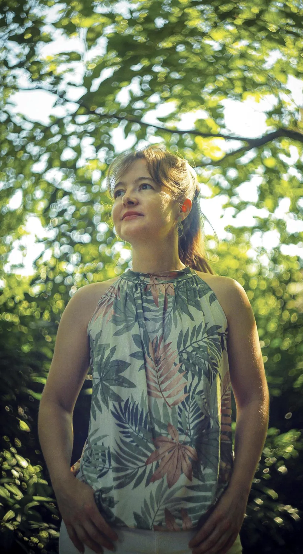 Stéphanie Schoonjans sous les arbres